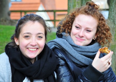 Apfelstrudelessen vor der eveangelischen Kirche