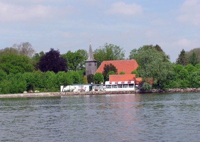 Arnis Strandcaffe mit Schifferkirche im Hintergrund