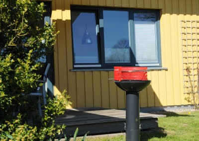 Säulengrill vor Einliegerwohnung