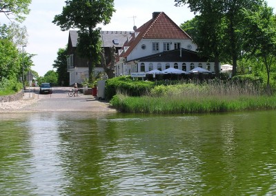 Fähre bei Missunde mit Restaurant Schleiterrassen
